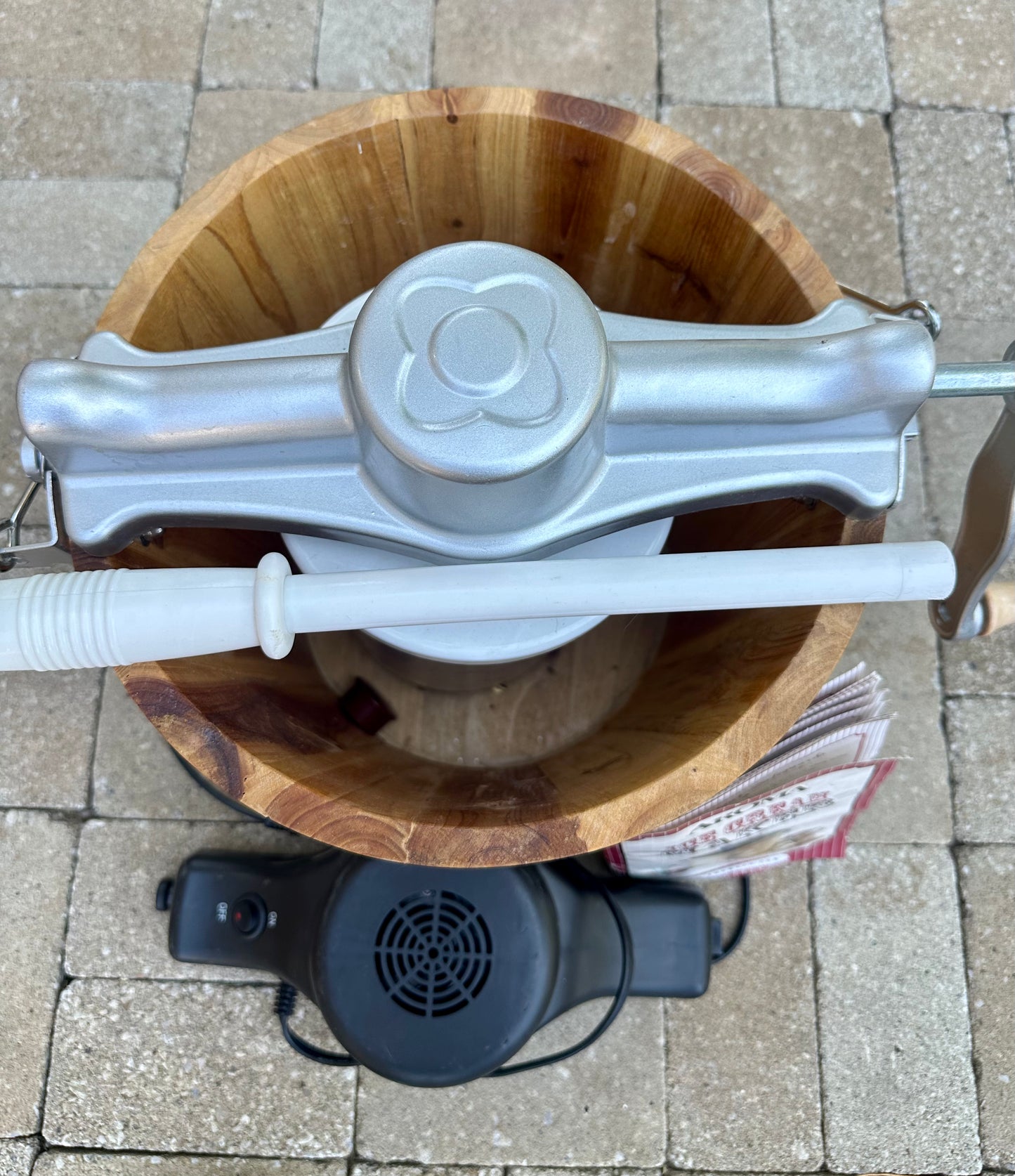 Aroma 6-Qt Wooden Bucket Ice Cream Maker – Electric & Hand Crank