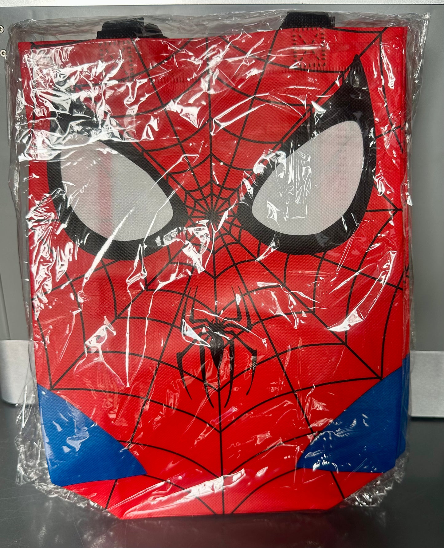 18 PCS of Spidey-themed party gift bags. Made of kraft paper and equipped with handles, they are perfect for holding candies, snacks, etc. They are suitable for various festivals and birthday parties.