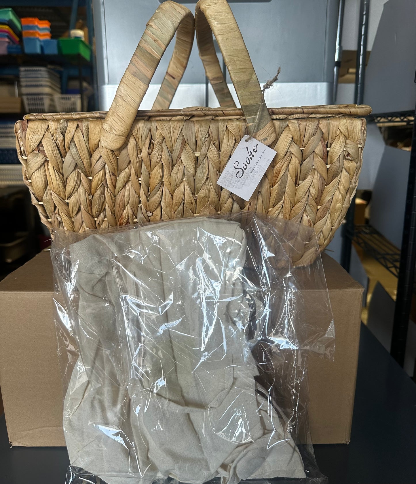 Wicker Picnic Basket with Handle, Wicker Bread Basket with Liner, Gift Basket for Easter, Weddings, Garden, Picnic and Home Decor
