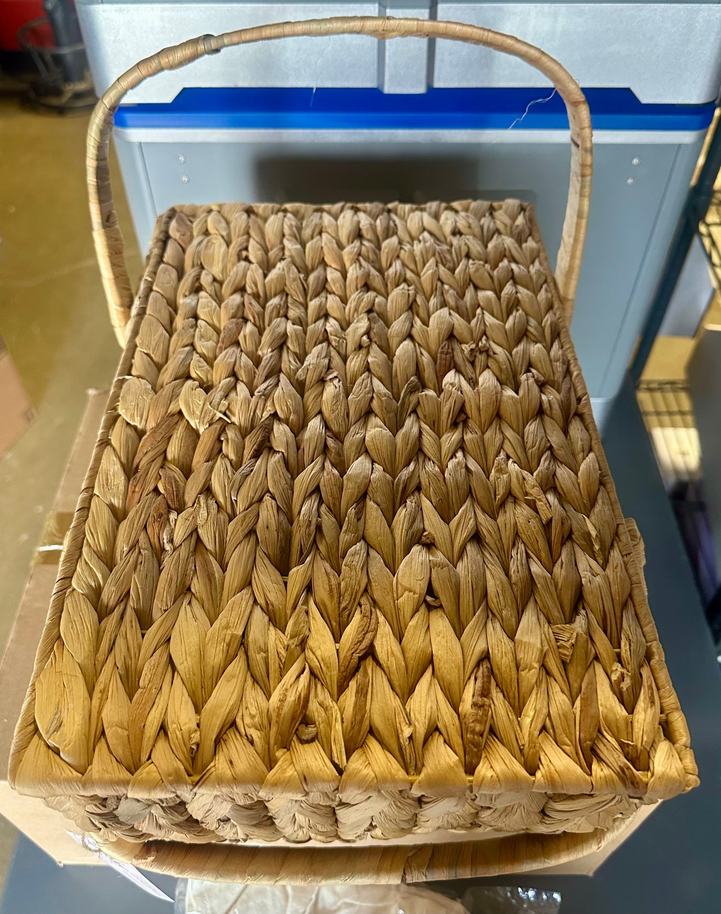 Wicker Picnic Basket with Handle, Wicker Bread Basket with Liner, Gift Basket for Easter, Weddings, Garden, Picnic and Home Decor