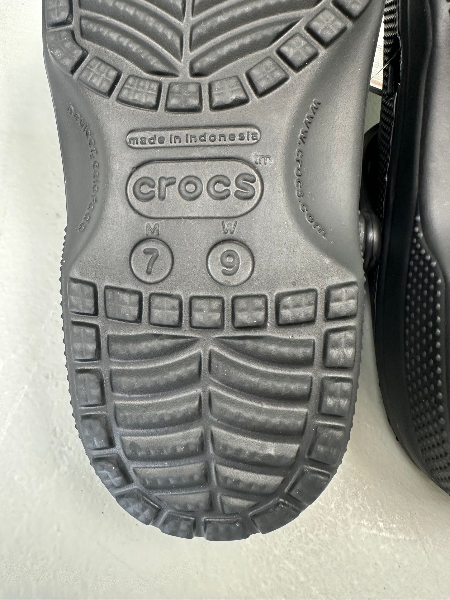 Crocs Unisex-Adult Classic Clog, Clogs for Women and Men (Women’s Size 9, Men’s Size 7)