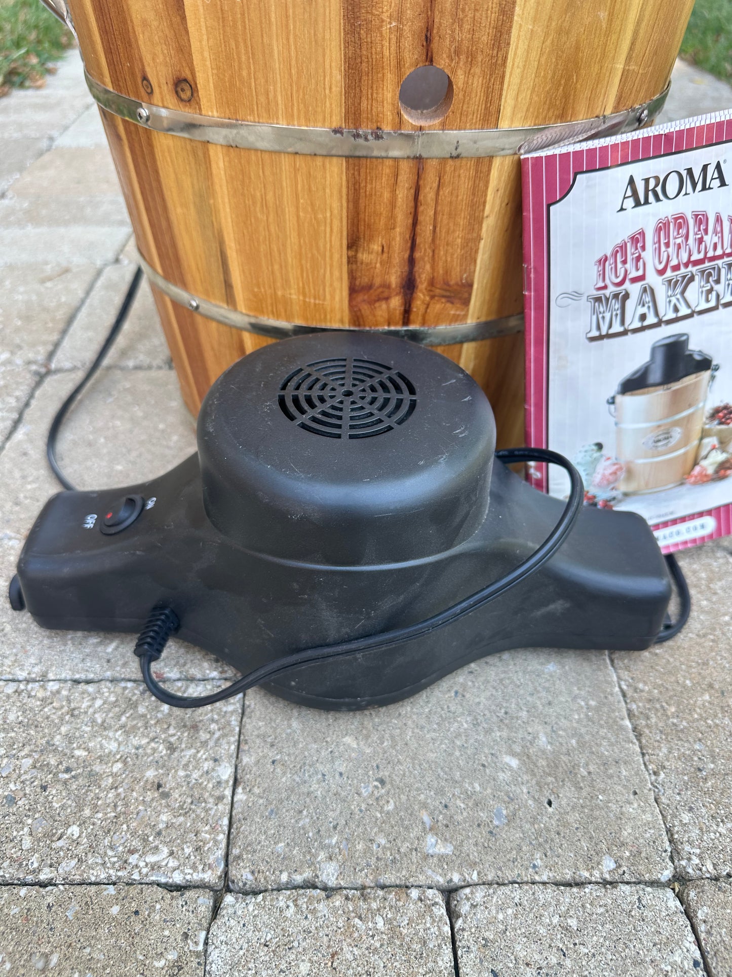 Aroma 6-Qt Wooden Bucket Ice Cream Maker – Electric & Hand Crank