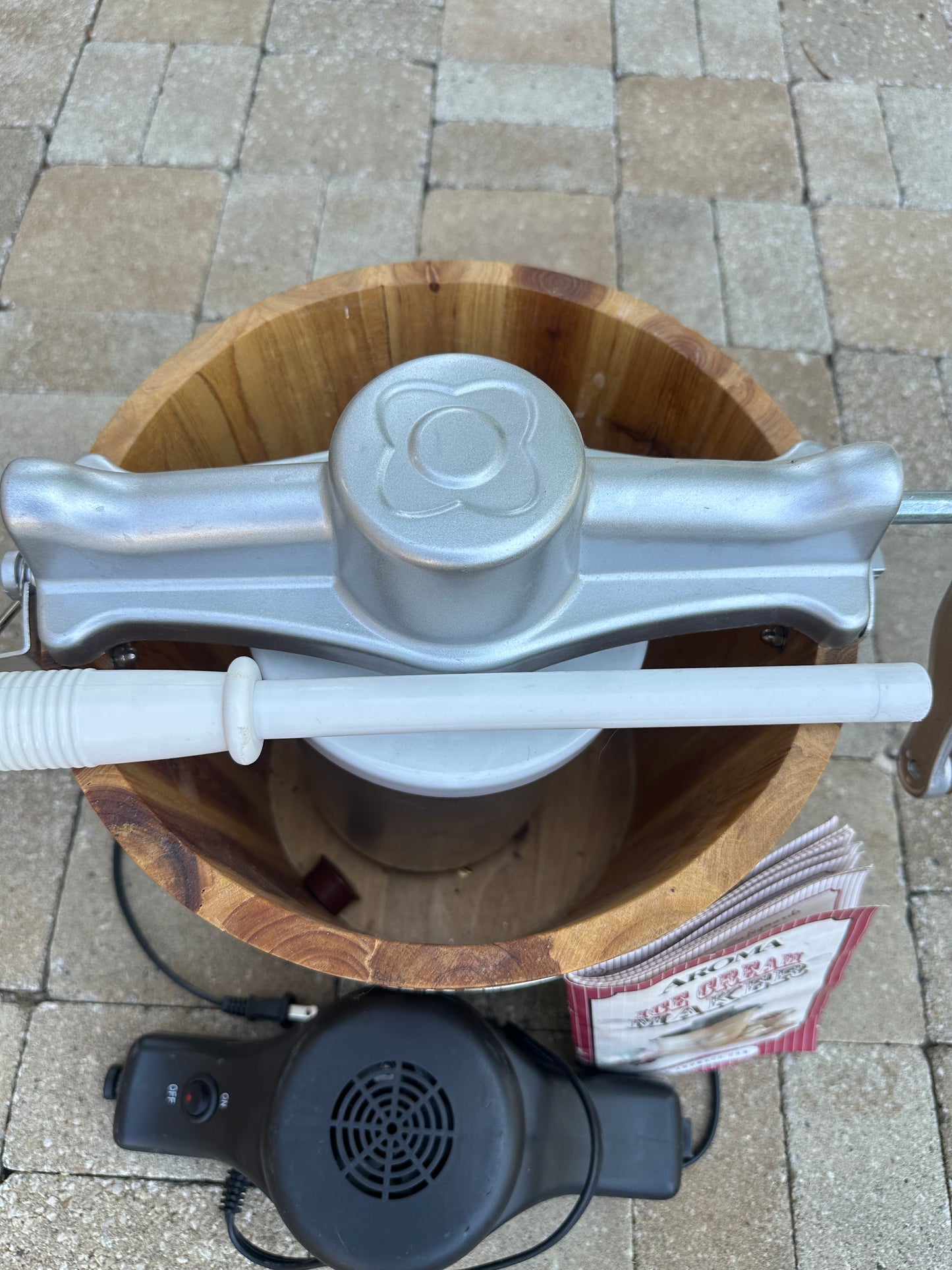 Aroma 6-Qt Wooden Bucket Ice Cream Maker – Electric & Hand Crank